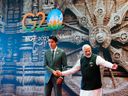 Le premier ministre Justin Trudeau, à gauche, est officiellement accueilli au sommet du G20 par le premier ministre indien Narendra Modi, à New Delhi, le 9 septembre.