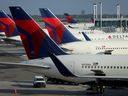 Des avions de Delta Air Lines sont vus à l'aéroport international John F. Kennedy le week-end du 4 juillet dans le Queens, New York, le 2 juillet 2022. 