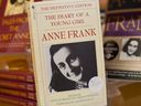 Le Journal d'une jeune fille d'Anne Frank fait partie des titres supprimés par le conseil scolaire du district de Peel dans le cadre de sa sélection d'équité.