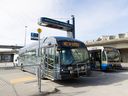 Un bus électrique à batterie TransLink est rechargé à une borne de recharge à Marpole Loop à Vancouver.  Pendant que l’électrification se poursuit, TransLink cherche à obtenir les recettes de la taxe sur l’essence pour acheter 84 bus au gaz naturel.
