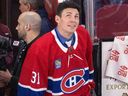 Carey Price des Canadiens rejoint ses coéquipiers après leur dernier match de la saison contre les Bruins de Boston à Montréal le jeudi 13 avril 2023.