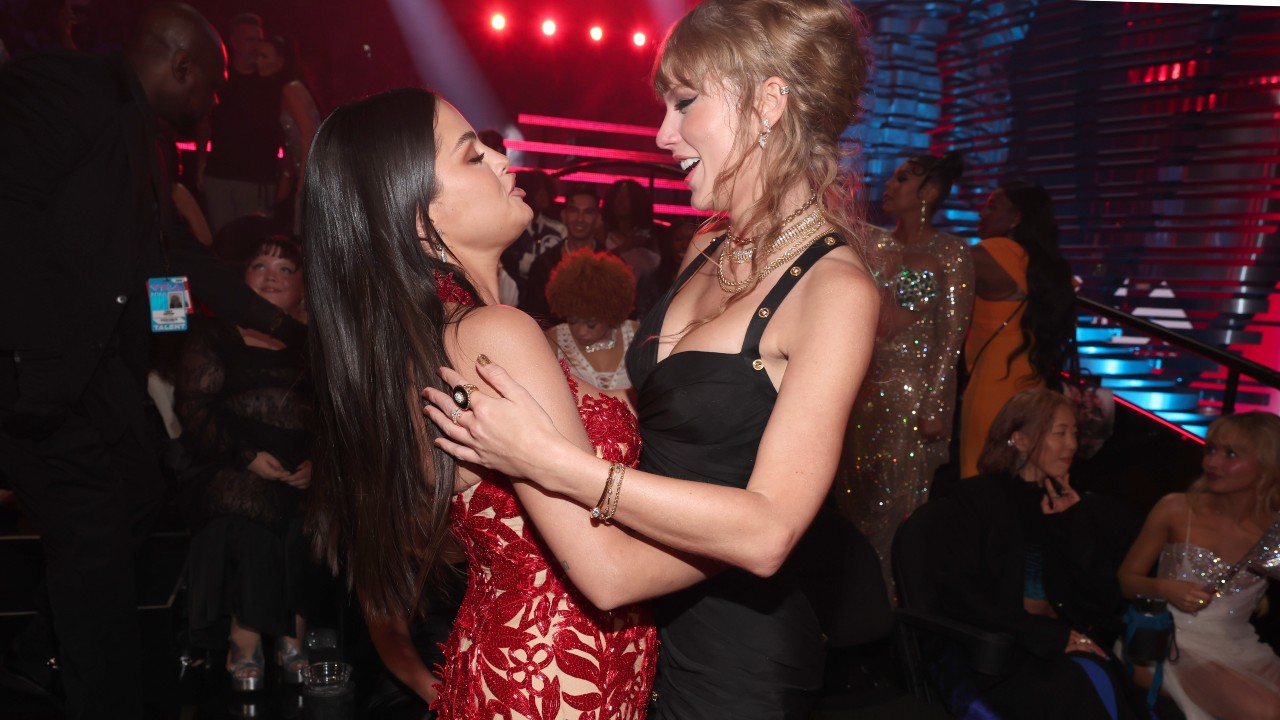 Selena Gomez et Taylor Swift aux MTV Video Music Awards 2023 qui se sont tenus au Prudential Center le 12 septembre 2023 à Newark, New Jersey.