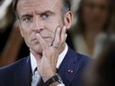 Le président français Emmanuel Macron écoute les enseignants lors d'une visite dans un lycée professionnel à Orange, dans le sud-est de la France, le vendredi 1er septembre 2023.