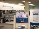 Des panneaux expliquant que les pharmaciens de l'Ontario peuvent fournir des ordonnances pour des problèmes de santé mineurs apparaissent dans une pharmacie Shoppers Drug Mart à Etobicoke, en Ontario, le mercredi 11 janvier 2023.  