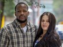 Jonathan Woodley et son épouse, Stephanie Mucci, sont vus après une conférence de presse au Centre de recherche-action sur les relations raciales à Montréal, le 9 août 2020. 