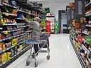 Un client regarde certains produits au supermarché Asda à Aylesbury, en Angleterre.