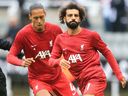 Mohamed Salah (à droite) et Virgil van Dijk de Liverpool s'échauffent avant le match de la semaine dernière.