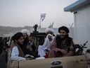 Des combattants talibans sont assis dans une camionnette à l’aéroport de Kaboul, en Afghanistan, le jeudi 9 septembre 2021.