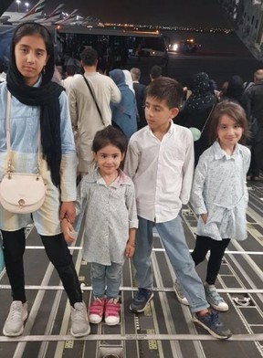 Quatre des cinq enfants d'Ahmad Rahimi à l'arrière d'un avion cargo A-400 de la Royal Air Force, viennent d'arriver à Dubaï en provenance de Kaboul, le 21 août 2021.
