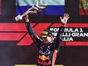 Le pilote néerlandais de Red Bull Racing, Max Verstappen, célèbre avec sa première place sur le podium après la course du Grand Prix d'Italie de Formule 1 sur le circuit Autodromo Nazionale Monza, à Monza, le dimanche 3 septembre 2023.  