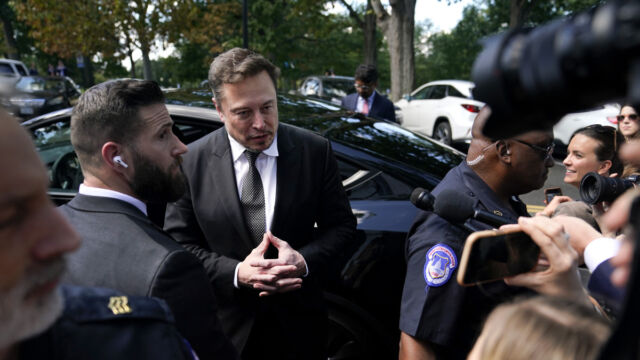 Elon Musk, PDG de Tesla et X, s'adresse aux journalistes alors qu'il quitte le « AI Insight Forum » au Russell Senate Office Building à Capitol Hill le 13 septembre 2023, à Washington, DC.