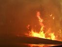 De la fumée recouvre la route alors qu'un incendie de forêt brûle à Hammonds Plains, en Nouvelle-Écosse, le 28 mai, dans cette capture d'écran obtenue à partir d'une vidéo sur les réseaux sociaux. 