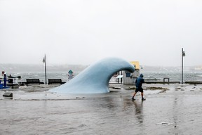 Un homme a du mal à marcher malgré des vents violents à Halifax, lors de la tempête post-tropicale Lee, le samedi 16 septembre 2023.