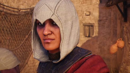 Roshan, le maître assassin qui sert de mentor à Basim, vêtu du capuchon blanc des Hidden Ones et exprimé par Shohreh Aghdashloo de la liste des acteurs de la voix d'Assassin's Creed Mirage.