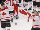 Gina Kingsbury est la directrice générale de l'équipe de la Ligue professionnelle de hockey féminin de Toronto.  Kingsbury, à gauche, et Colleen Sostorics célèbrent avec le drapeau après avoir remporté la médaille d'or en hockey sur glace contre les États-Unis aux Jeux olympiques de 2010 à Vancouver, en Colombie-Britannique, le jeudi 25 février 2010.