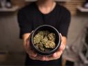 Un employé présente de la marijuana à vendre au dispensaire Village Bloomery à Vancouver, le lundi 17 septembre 2018.