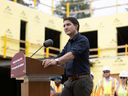 Le premier ministre Justin Trudeau visite le chantier de construction d'un projet de logements abordables à London, en Ontario.  le mercredi 13 septembre 2023. LA PRESSE CANADIENNE/Nicole Osborne