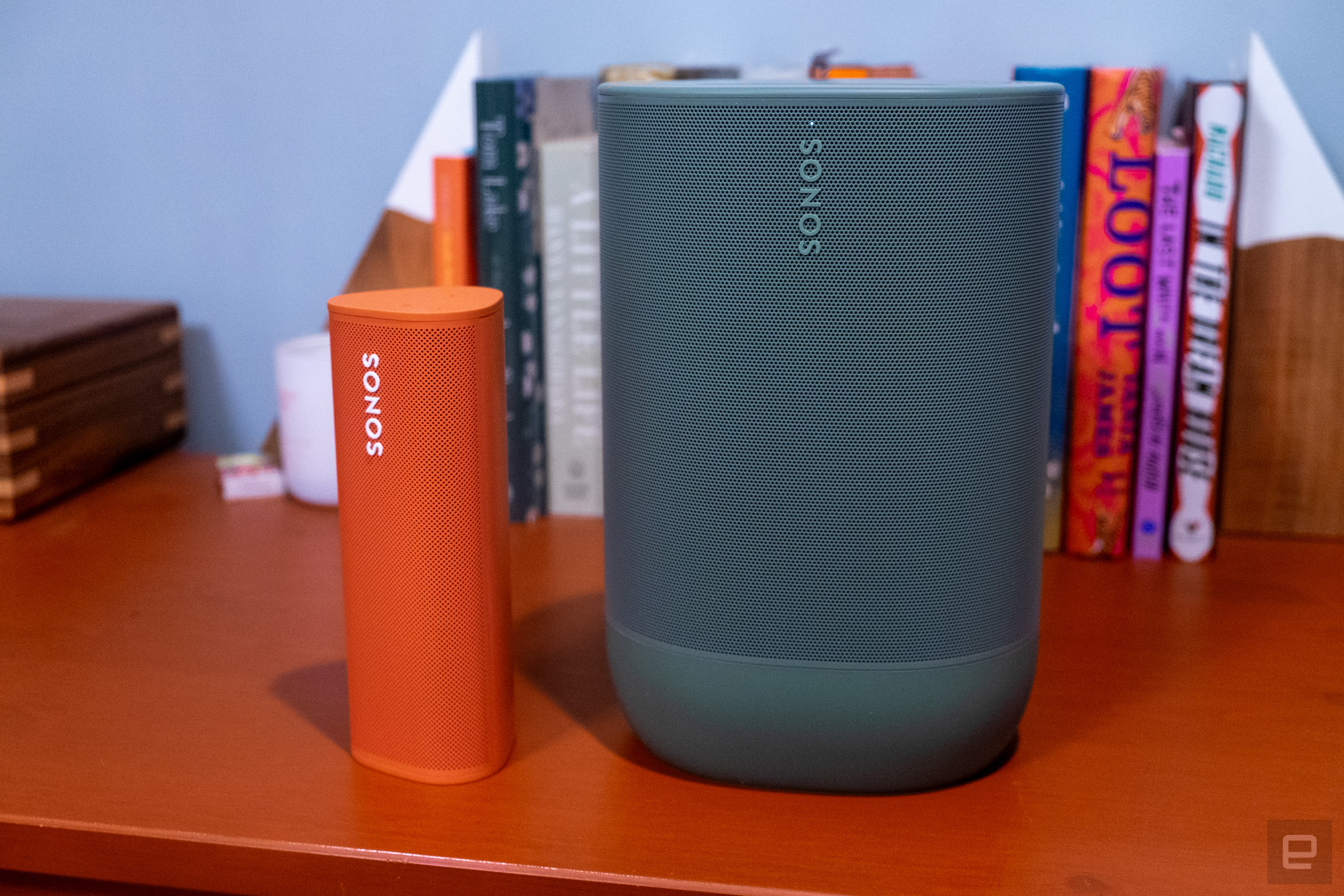 Photo comparative du Sonos Roam à côté du nouveau haut-parleur Sonos Move 2.