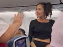 Une passagère qui a été expulsée d'un vol parce qu'elle avait son chien sur ses genoux est photographiée dans une capture d'écran tirée d'une vidéo publiée sur Reddit.