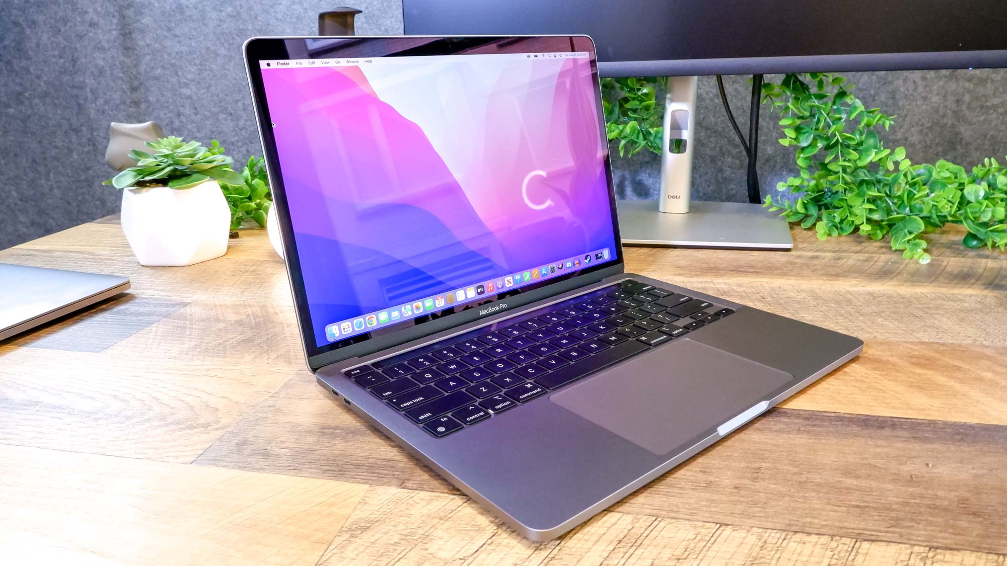 MacBook Pro 13 pouces (M2, 2022) posé sur un bureau — Test du MacBook Pro 13 pouces (M2, 2022)