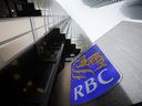 La signalisation est affichée à l'extérieur du siège social de la Banque Royale du Canada (RBC) à Toronto.