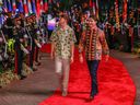 Le Premier ministre canadien Justin Trudeau (à droite) et son fils Xavier Trudeau arrivent pour le dîner de gala du 43e sommet de l'ASEAN à Jakarta le 6 septembre 2023. 