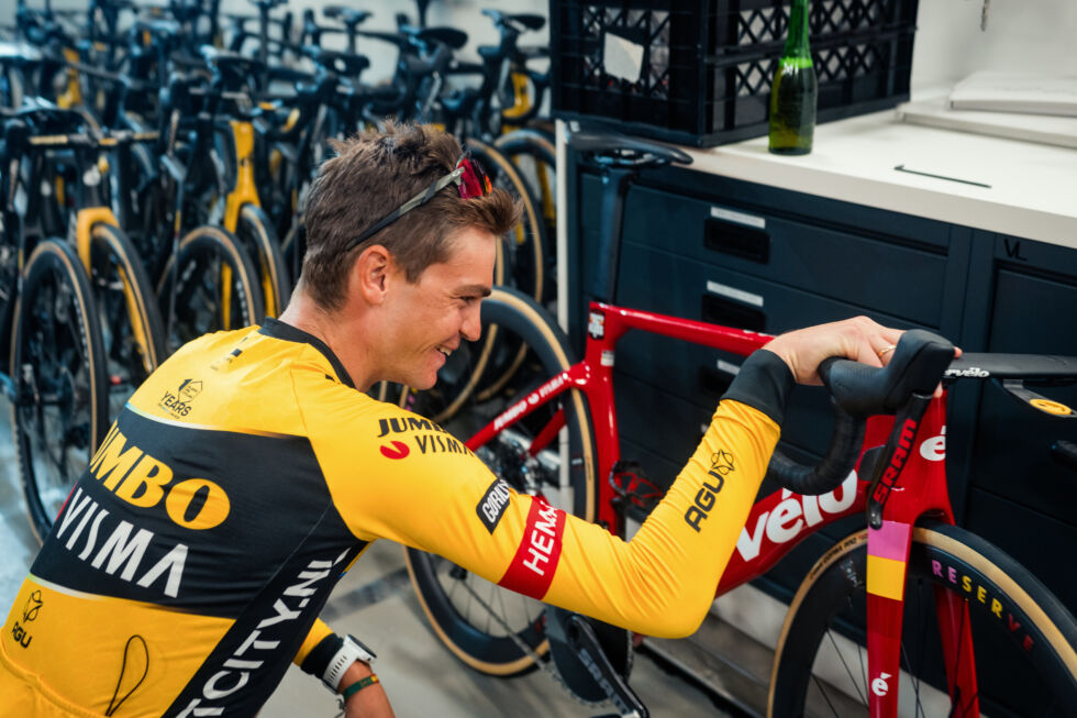 GC Kuss vérifie la peinture spéciale de son vélo de route avant la dernière étape de la Vuelta a España.
