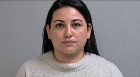La secrétaire de l'école, Samantha Lee Carranza, aurait commis des actes sexuels sur un garçon de 16 ans. POLICE