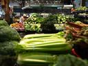 Une femme achète des produits à Vancouver.  Les dirigeants du secteur de l'alimentation se sont réunis lundi à Ottawa et ont convenu de travailler avec le gouvernement pour stabiliser l'inflation alimentaire.