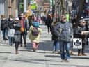 Piétons marchant sur la rue Sainte-Catherine à Montréal.