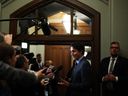 Le premier ministre Justin Trudeau s'adresse aux médias alors qu'il se rend à une réunion du Cabinet sur la Colline du Parlement à Ottawa, le mardi 19 septembre 2023.