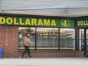 Une personne passe devant un magasin Dollarama Inc. à Mississauga, en Ontario.