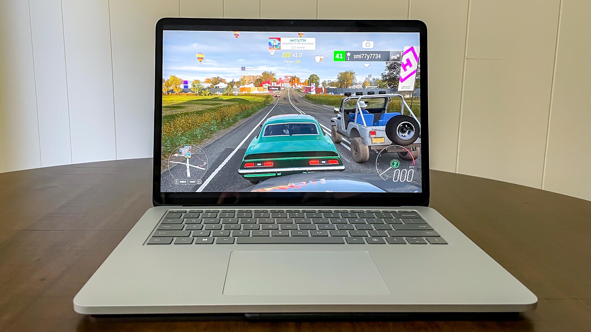 Microsoft Surface LAptop Studio sur une table jouant à Forza Horizon 4