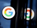 Le logo de Google LLC est visible au Google Store Chelsea à Manhattan, New York, États-Unis, novembre 2021. 
