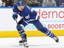 Nick Robertson des Maple Leafs patine avec la rondelle contre le Seattle Kraken au Scotiabank Arena le 8 mars 2022 à Toronto. 