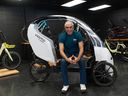 Ali Kazemkhani, PDG d'Envo Drive Systems, reprend les 122 commandes de tricycles électriques que Veemo avait en place avant la fermeture de l'entreprise en janvier.