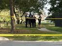 La police de Toronto attend à l'extérieur d'un immeuble sur la promenade Dundalk le mercredi 6 septembre 2023, après qu'une jeune fille a été mortellement poignardée le mardi 5 septembre 2023 à Scarborough.