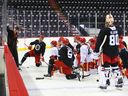 L'entraîneur-chef Ryan Huska lors du camp d'entraînement des Flames de Calgary au Saddledome de Calgary, le jeudi 21 septembre.