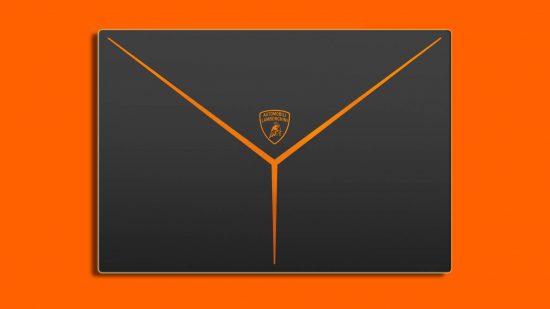 Révélation du Razer Blade 16 x Automobili Lamborghini : le dos d'un ordinateur portable affichant un logo Lamborghini et une forme orange à trois pointes apparaît sur un fond orange.