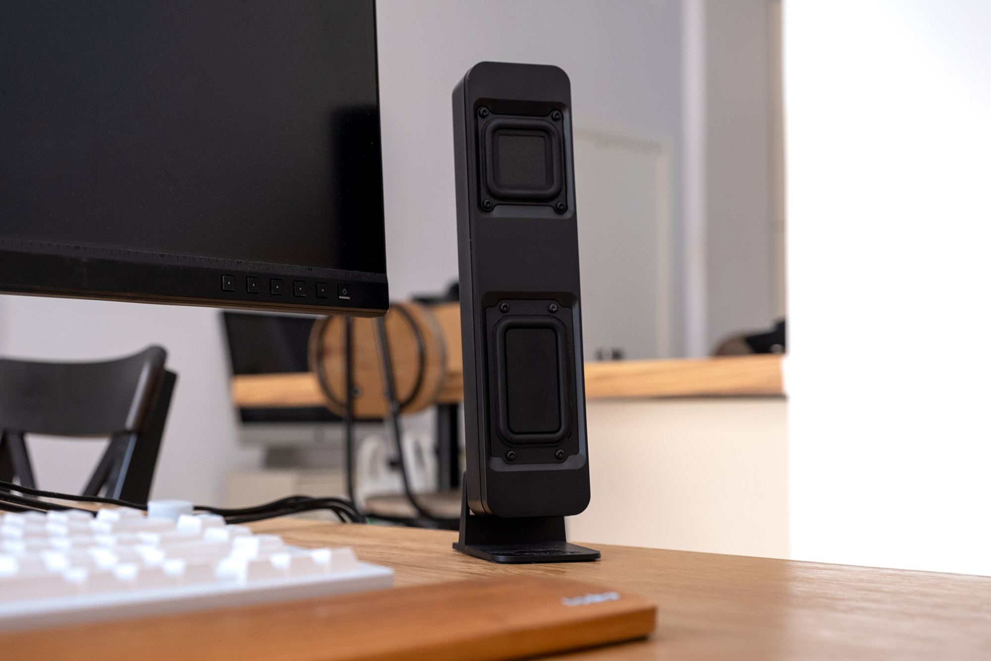 Un haut-parleur Drop BMR1 photographié sur un bureau à côté d'un écran et d'un clavier de PC.