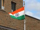 Le drapeau indien flotte au Haut-commissariat de l'Inde à Ottawa, le mercredi 20 septembre 2023.