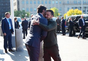 Le premier ministre Justin Trudeau embrasse le président ukrainien Volodymyr Zelenskyy alors qu'il arrive sur la Colline du Parlement à Ottawa, le vendredi 22 septembre 2023.