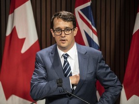 Le ministre du Travail de l'Ontario, Monte McNaughton, monte sur le podium lors d'une conférence de presse à Toronto le mercredi 28 avril 2021.