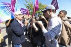 Les contre-manifestants se heurtent à Fred Hahn, (à gauche) président du SCFP-Ontario, alors qu'un grand groupe de défenseurs des droits pro-2SLGBTQ+ organisait un rassemblement d'une journée devant Victoria Park CI à North York le vendredi 22 septembre 2023.