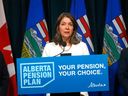 La première ministre de l'Alberta, Danielle Smith, publie un rapport indépendant sur un éventuel régime de retraite de l'Alberta à Calgary le jeudi 21 septembre.