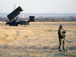 Des lanceurs de missiles Patriot gardent l'aéroport de Rzeszów-Jasionka.