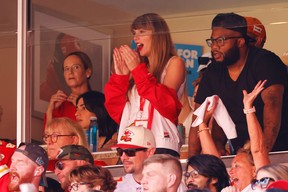 Taylor Swift est vue lors d'un match entre les Bears de Chicago et les Chiefs de Kansas City au GEHA Field du Arrowhead Stadium le 24 septembre 2023 à Kansas City.  David Eulitt/Getty Images