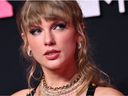 La chanteuse américaine Taylor Swift arrive pour les MTV Video Music Awards au Prudential Center de Newark, New Jersey, le 12 septembre 2023.  