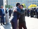 Le premier ministre Justin Trudeau embrasse le président ukrainien Volodymyr Zelenskyy alors qu'il arrive sur la Colline du Parlement à Ottawa, le vendredi 22 septembre 2023.
