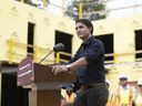 Le premier ministre Justin Trudeau visite le chantier de construction d'un projet de logements abordables à London, en Ontario, le mercredi 13 septembre 2023.